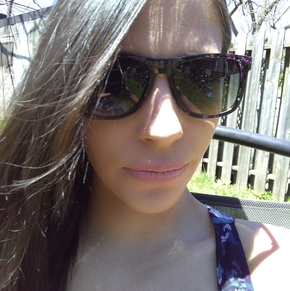 Meet your Posher, Jade - Picture 1 of 1